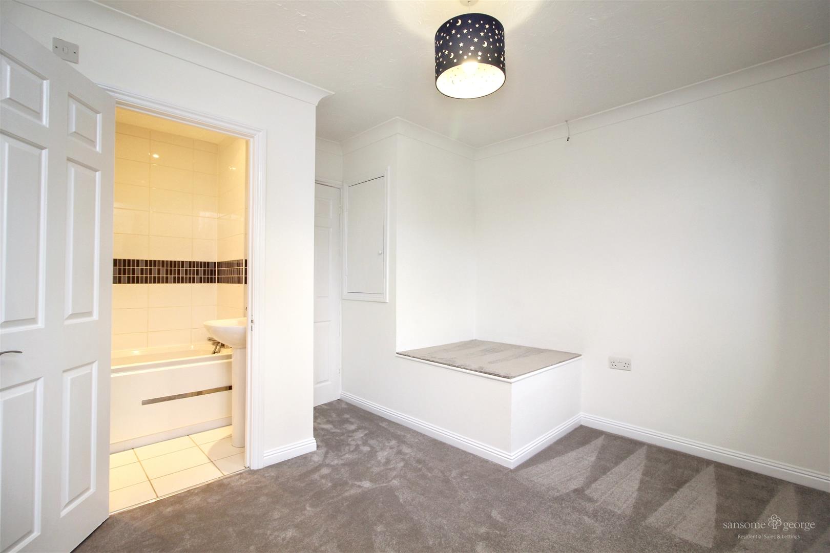 Horseshoe Crescent, Burghfield Common, Reading
